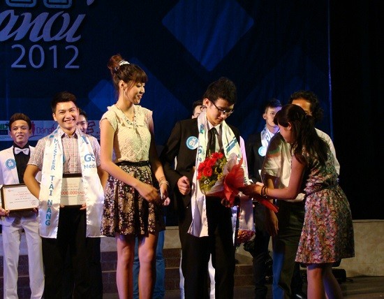 Nguyễn Mạnh Hoàng dành giải Mr 2. Hoa khôi Miss Travel 2012 Dương Thị Hà Giang trao quà cho Mr2